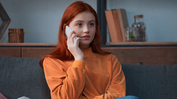 mosolygós vörös hajú tizenéves lány beszél okostelefon - Felvétel, videó
