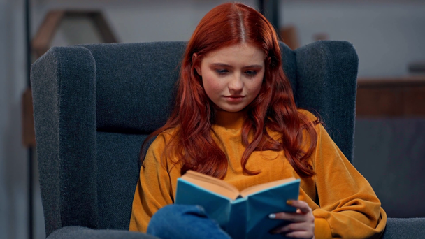 προσεκτική, θετική εφηβική κορίτσι ανάγνωση βιβλίο - Πλάνα, βίντεο