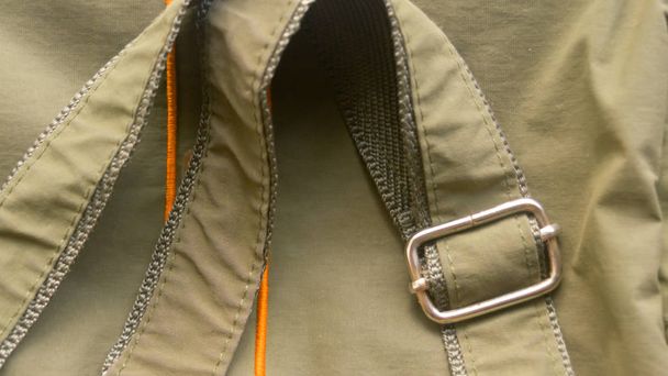 Detail onderdeel van Luxury sluiting (gesp) op riem van een dames nieuwe dames denim jeans kleding accessoires. Vrouwen mode achtergrond ontwerp. Westerse stijl. Extreme close-up. Selectieve focus. Kopieerruimte - Foto, afbeelding