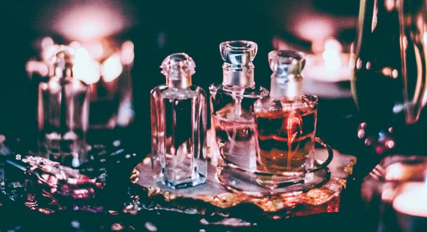 Flacons de parfum et parfum vintage la nuit, parfum d'arôme, fra
 - Photo, image