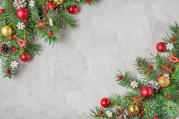 Natale o Felice Anno Nuovo sfondo con spazio di copia. rami di abete e decorazioni natalizie su sfondo di cemento
 - Foto, immagini
