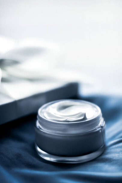 Crema idratante viso di lusso per la pelle sensibile, cosmetici spa
  - Foto, immagini