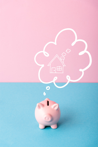 Sparschwein nahe Gedankenblase mit Haus auf rosa und blau  - Foto, Bild
