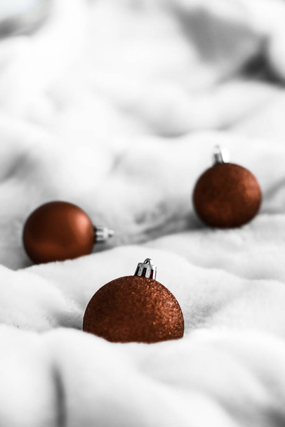 Bolhas de Natal marrom de chocolate em fundo de pele macia branca
,  - Foto, Imagem