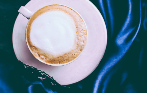 Šálek cappuccino k snídani se saténem a perlami šperky  - Fotografie, Obrázek