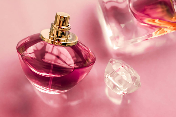 Frasco de perfume rosa no fundo brilhante, aroma floral doce, gl
 - Foto, Imagem