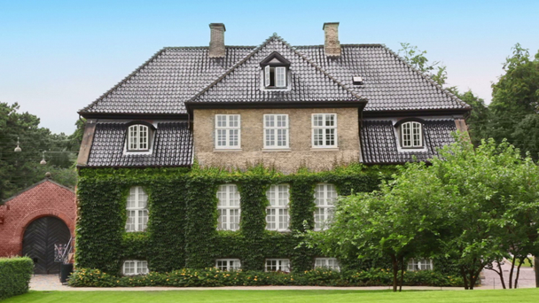 Edificio medieval con hiedra en las paredes entre los árboles de Copenhague
 - Imágenes, Vídeo