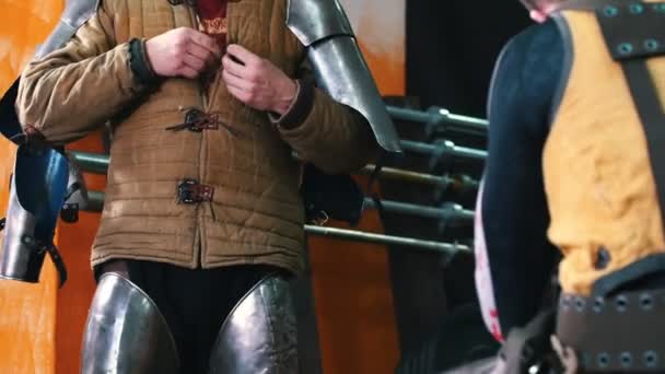 Trening rycerski - mężczyzna zakładający zbroję rycerską - zakładający kurtkę - Materiał filmowy, wideo