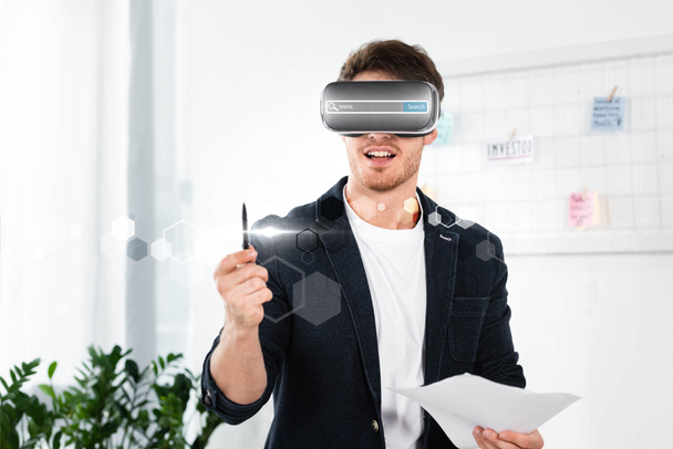 Geschäftsmann im Hemd mit Virtual-Reality-Headset mit Suchleiste Illustration hält Stift und Papiere - Foto, Bild