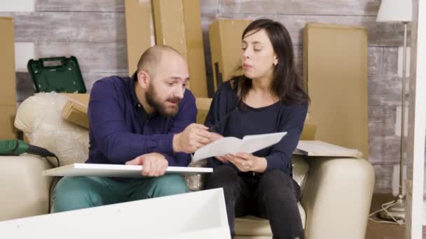 Jovem casal discutindo ao montar móveis em seu novo apartamento
 - Filmagem, Vídeo