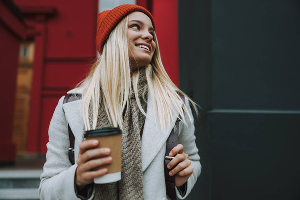 Young girl with coffee to go spending time in city - Foto, Bild