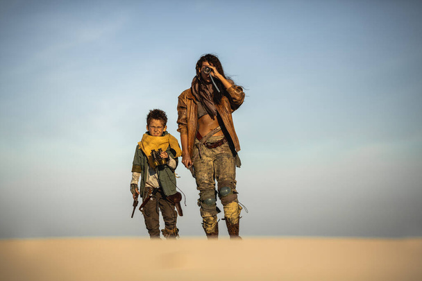 Post Apokalyptická žena a chlapec venku v pustině - Fotografie, Obrázek