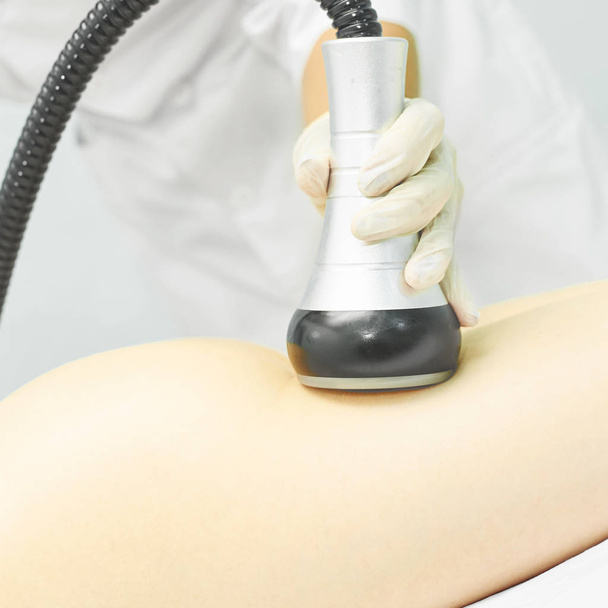 Vacuum massage device. Anti cellulite body correction treatment. Loss weight apparatus. Woman and doctor at medicine salon - Foto, Bild