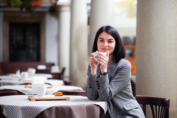 Businesswoman with coffee or tea cup looking away. Beauty Model Woman with the Cup of Hot Beverage. - Valokuva, kuva