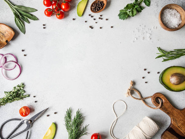 Friss nyers zöldségek, zöldségek, fűszerek és konyhasarok szürke háttérrel. felülnézet, - Fotó, kép