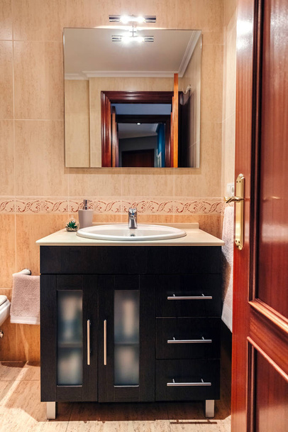 Μπάνιο με νιπτήρα και καθρέφτη - Φωτογραφία, εικόνα