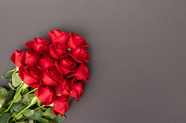 Red roses on black background - Фото, зображення