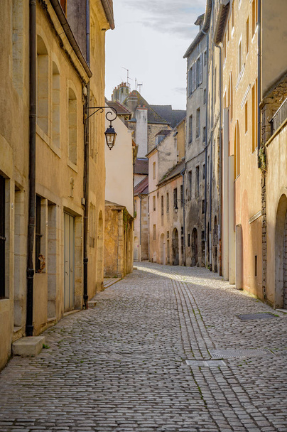 Fransa 'nın doğusundaki Franche-Comt bölgesinde Jura Bölgesi' ndeki Dole şehrindeki Ortaçağ Sokağı 'nda..  - Fotoğraf, Görsel