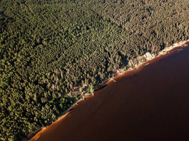 Gran río. Punto de vista del dron
 - Foto, imagen