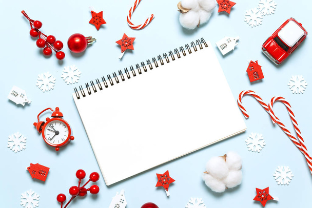 Újév téli ünnep karácsonyi koncepció írás notebook ajándékok és dekoráció kék háttér. Lapos fekvés, felülnézet, másolás. - Fotó, kép