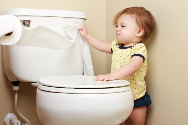 Bambino fastidioso tirando carta igienica dal rotolo
 - Foto, immagini