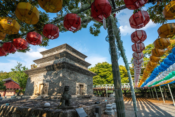 Bunhwangsa templo con antigua pagoda de piedra de tres pisos y co
 - Foto, Imagen
