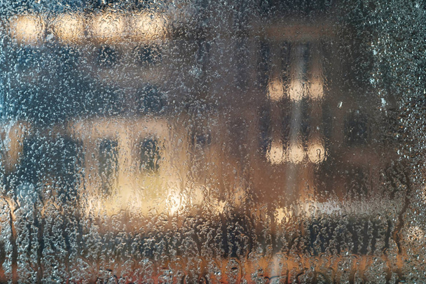 Condensación y gotas de lluvia en la ventana de vidrio húmedo
 - Foto, Imagen