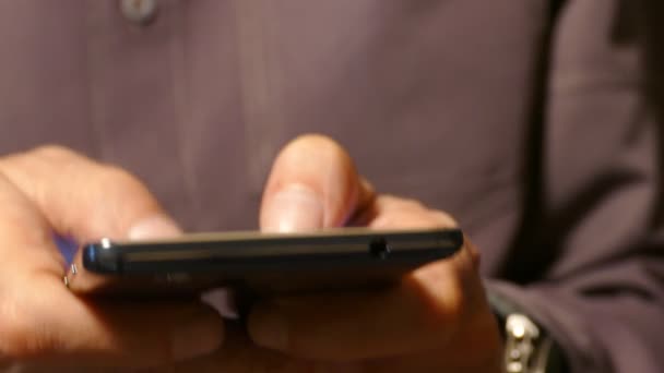 Homens dedos digitando em um smartphone tela sensível ao toque, usando o smartphone em close-up
 - Filmagem, Vídeo