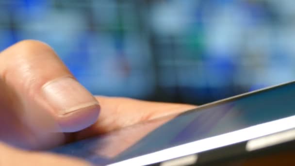 Hommes doigts tapant sur un smartphone à écran tactile, en utilisant le smartphone en gros plan
 - Séquence, vidéo