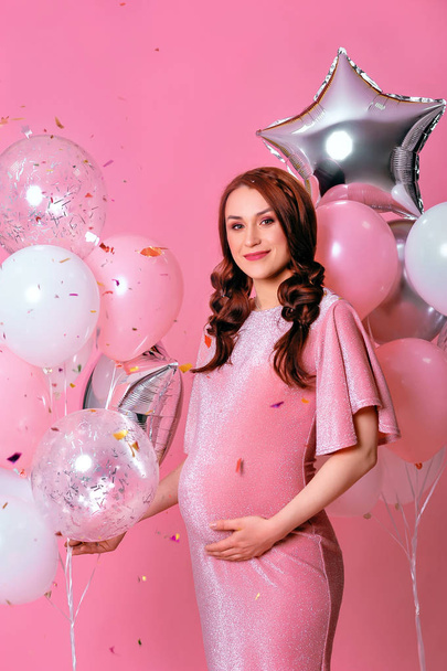 Cheerful pregnant woman with balloons and confetti studio photo - Foto, Imagen