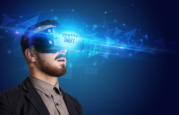 Zakenman op zoek door Virtual Reality bril, virtual security concept - Foto, afbeelding