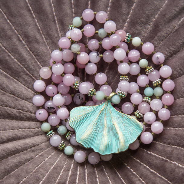 Sieraden mala ketting met natuurlijke minerale kralen op fluwelen achtergrond - Foto, afbeelding