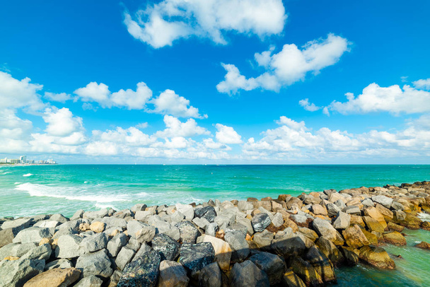 Nuages blancs sur le brise-lames de Miami Beach
 - Photo, image