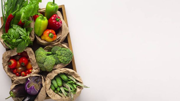Set von gesundem Gemüse in Holzkiste isoliert auf weiß - Foto, Bild