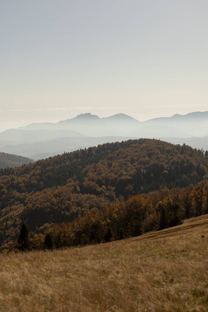 journée ensoleillée dans le paysage montagneux. Paysages d'automne
 - Photo, image