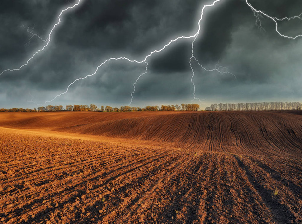 tormenta en el campo. un enorme rayo sobre un campo montañoso. mal tiempo en el campo
 - Foto, Imagen