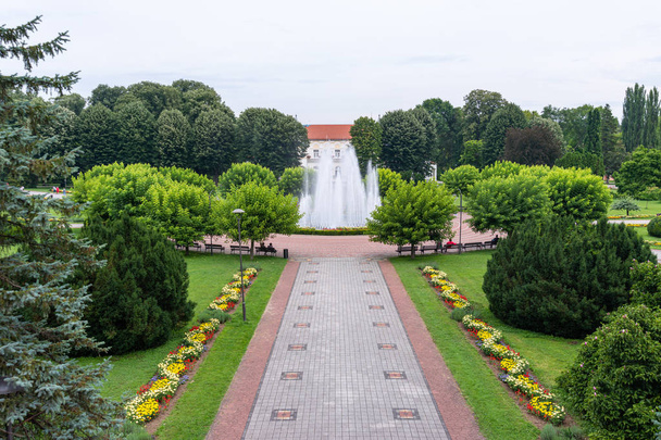 セルビアのバンジャ・コビジャカ- 2019年7月13日:医療ウェルネスセンターの美しい正式な庭園、木、茂み、花、建築バンジャ・コビジャカ、レジャー、障害者や休日 - 写真・画像