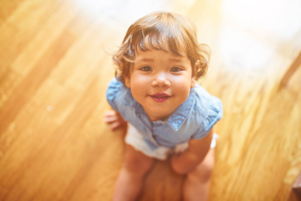 Gyönyörű kisbaba gyermek lány játszik  - Fotó, kép