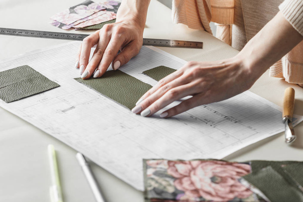 Nainen muotisuunnittelija loi ompelu kuvio
 - Valokuva, kuva