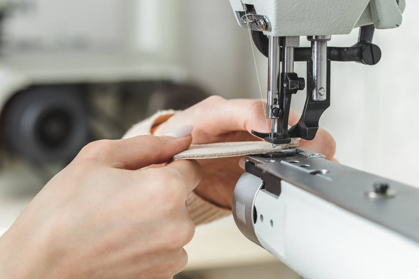 Mujer costura de cuero usando una máquina de coser
 - Foto, Imagen