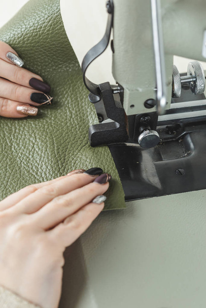 Mujer costura de cuero usando una máquina de coser
 - Foto, Imagen
