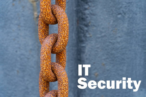 Een grote roestige ketting met de woorden "It Security" ernaast - It security concept - Foto, afbeelding