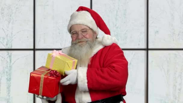Старый счастливый Санта Клаус с подарочными коробками
. - Кадры, видео