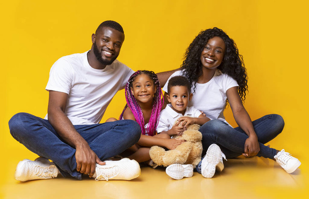 Portrait de jeune famille afro joyeuse avec deux petits enfants
 - Photo, image