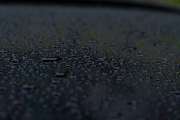 Voda kapky deště na lesklý tmavě černý povrch - Fotografie, Obrázek