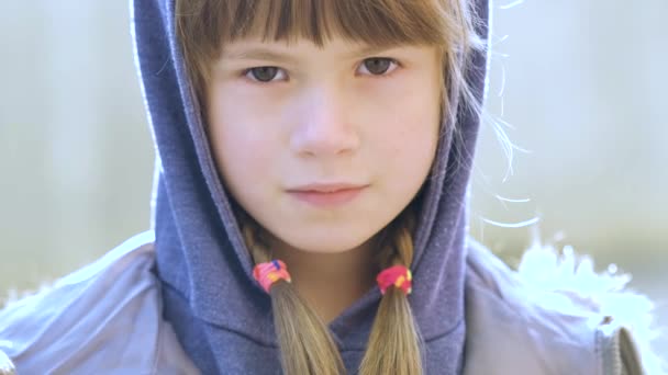 Портрет щасливої дівчинки в теплому одязі восени на відкритому повітрі
. - Кадри, відео