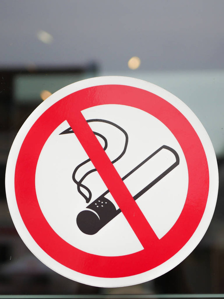 Geen rookbord sticker op glas met onscherpe openbare instelling - Foto, afbeelding