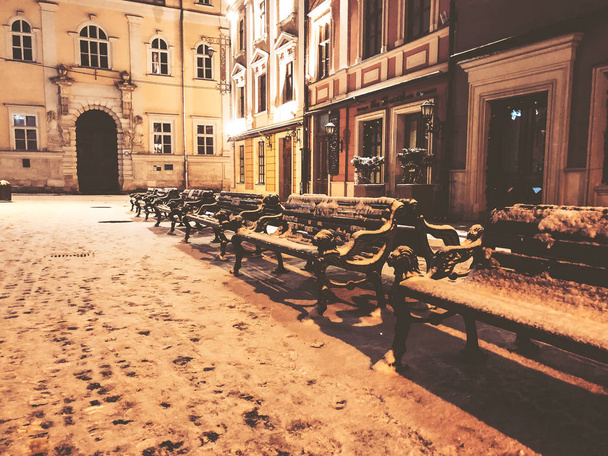 Lvov, Ukrajina - 25. prosince 2018: Krásné historické noční město Lvov. Nádherně svítí. Sníh - Fotografie, Obrázek