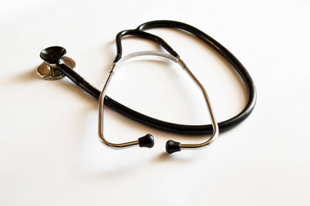 Lékařský stetoskop nebo fonendoskop v černé izolované na bílém pozadí  - Fotografie, Obrázek
