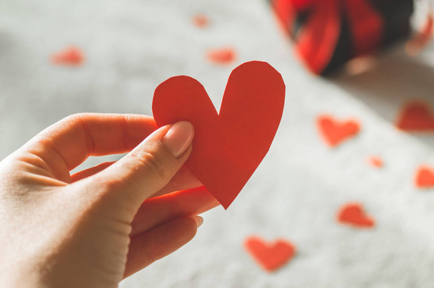 Milostný koncept na Den matek a Valentýna. Šťastný Valentýn srdce na dřevěném pozadí. Valentýnská karta s prostorem pro text - Fotografie, Obrázek